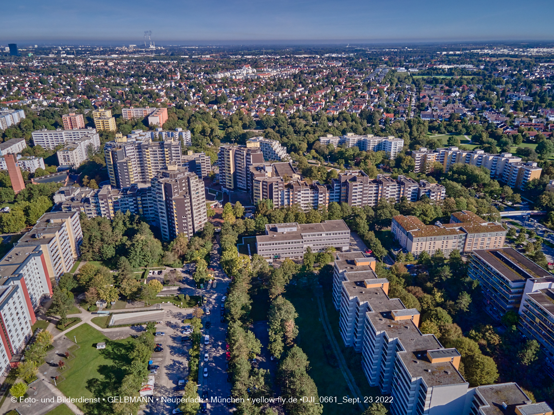 23.09.2022 - Karl-Marx-Ring 53-53c und Studentenwohnheim und Marx-Zentrum in Neuperlach